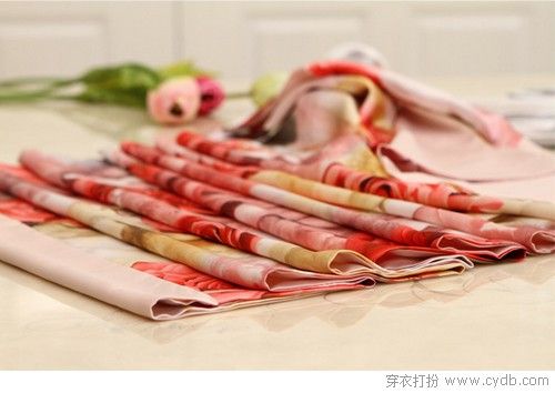巧用絲巾過(guò)美秋